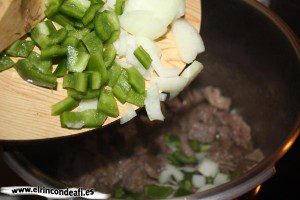 Guiso de ternera con champiñones y nata, guisar la carne, añadir las verduras