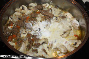 Guiso de ternera con champiñones y nata, añadir la nata