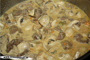 Guiso de ternera con champiñones y nata, dejar cocer