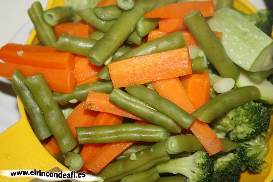 Ternera encebollada con verduras, escurrir las verduras