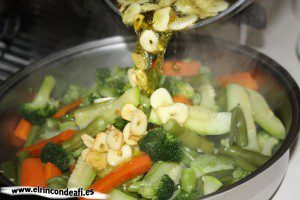 Ternera encebollada con verduras, echar los ajos fritos sobre las verduras
