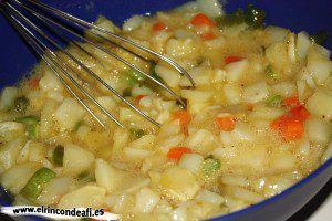 Tortilla de verduras, batir los ingredientes
