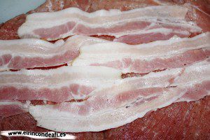Carne de cerdo rellena, colocamos el bacon sobre la carne