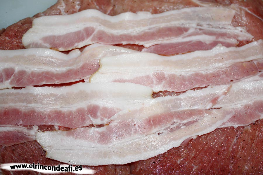 Carne de cerdo rellena, colocamos el bacon sobre la carne