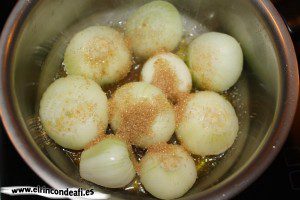 Cebolla caramelizada, añadir azúcar moreno