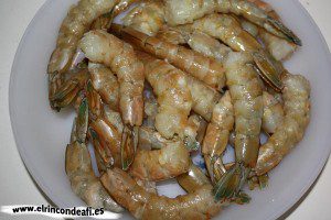 Langostinos rebozados, pelar los langostinos