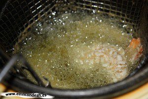 Langostinos rebozados, freír en abundante aceite