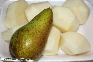 Puchero canario, añadir las papas y las peras enteras