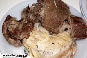 Puchero canario, reservar las carnes ya cocidas