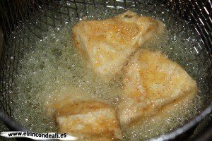 Queso frito, freír en abundante aceite