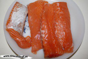 Salmón a la plancha con ajos y pimientos, preparar el salmón