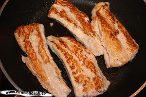 Salmón a la plancha con ajos y pimientos, cocinar el salmón a la plancha