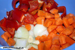 Vena en salsa, cortar las verduras