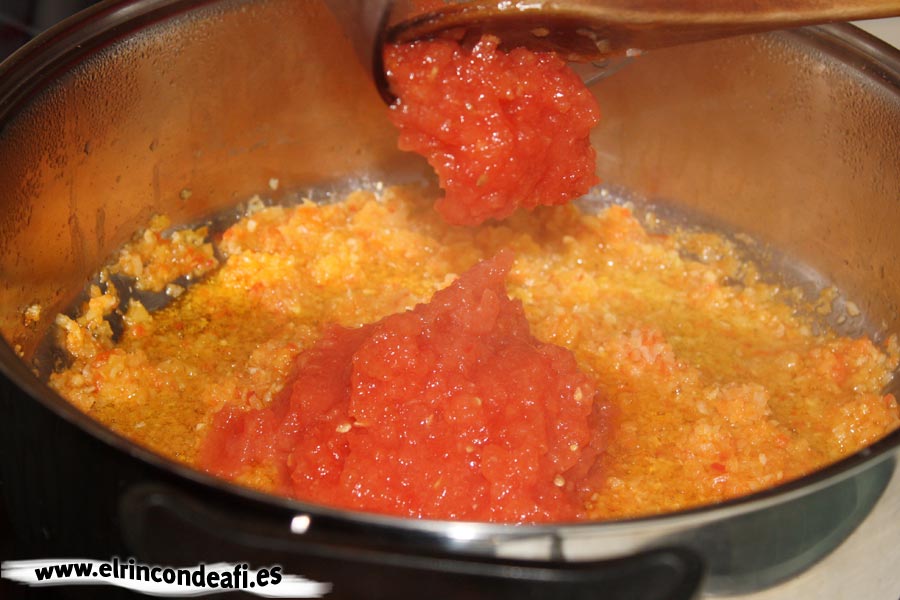 Arroz con calamares, añadir el tomate al arroz