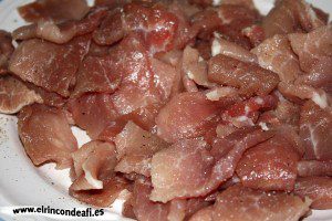 Cerdo con champiñones y salsa teriyaki, cortar el cerdo