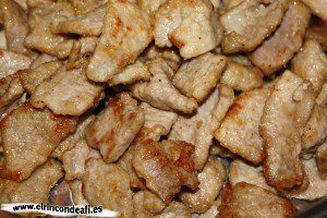Cerdo con champiñones y salsa teriyaki, pasar la carne frita al caldero