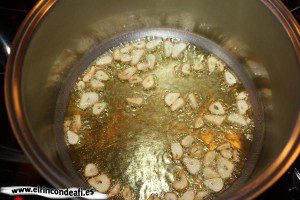 Sopa de ajo, sofreír los ajos