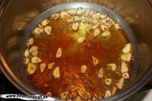 Sopa de ajo, añadir un poco de pimentón