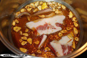 Sopa de ajo, añadir el jamón serrano