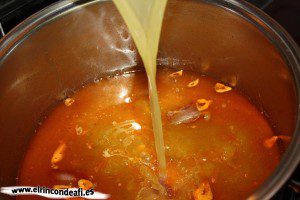 Sopa de ajo, añadir el caldo
