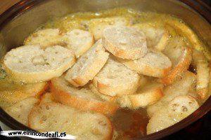 Sopa de ajo, añadir el pan