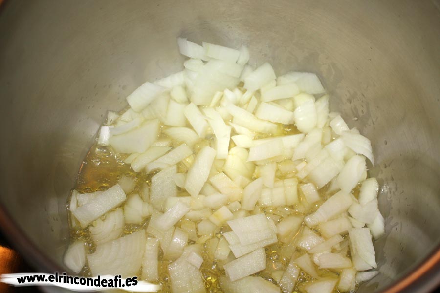 Ternera con mostazada antigua, pochar la cebolla y el ajo