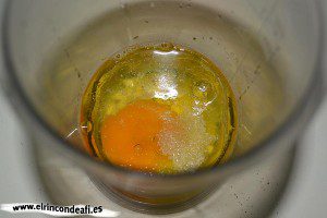 Alioli, poner los ingredientes en el vaso triturador