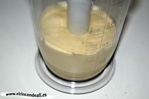 Alioli, batir en el vaso triturador