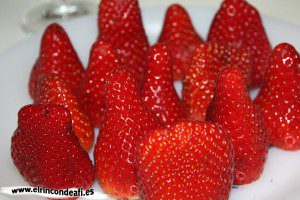 Fresas con nata y mermelada, cortarles el rabito a las fresas