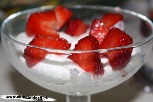 Fresas con nata y mermelada, añadirle las fresas a la nata