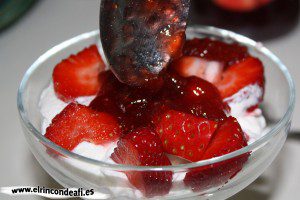Fresas con nata y mermelada, añadir un poco de mermelada de fresa