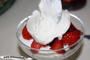 Fresas con nata y mermelada, cubrir con más nata y decorar