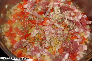 Macarrones matriciana, añadir el pimiento y el bacon con orégano