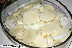 Papas panaderas en microondas, colocar las papas y las cebollas