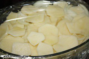 Papas panaderas en microondas, cubrir de film transparente