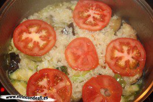Arroz con verduras, añadir el tomate en rodajas