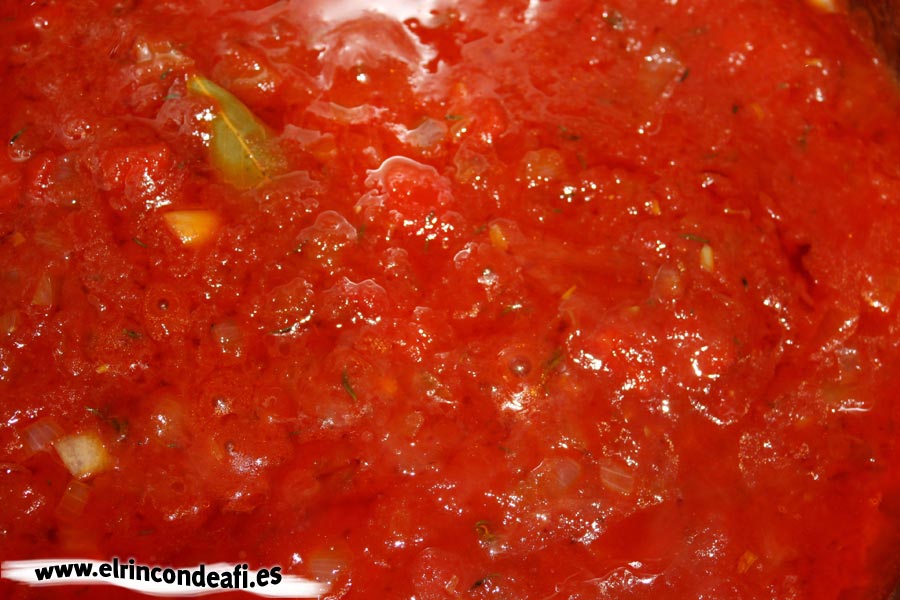 Carne con papas, añadimos la salsa de tomate