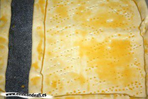 Hojaldres con frutas, pintar el hojaldre con yema de huevo