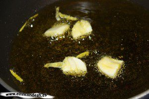 Puré de papas con pimentón, freír los ajos
