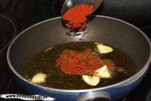 Puré de papas con pimentón, añadimos el pimentón al aceite de los ajos