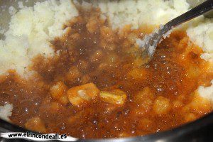 Puré de papas con pimentón, añadimos el aceite con pimentón a las papas
