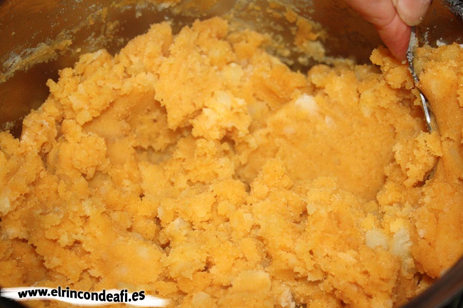 Puré de papas con pimentón, mezclar hasta obtener una pasta homogenea