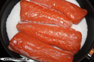 Salmón a la sal, poner el salmón sobre la sal