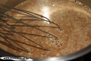 Salsa de rabo de buey con cebollas y champiñones, mover la sopa