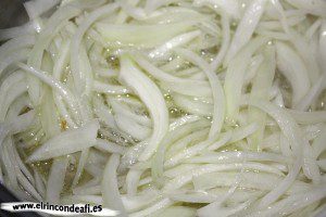 Salsa de rabo de buey con cebollas y champiñones, pochar la cebolla