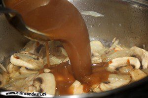Salsa de rabo de buey con cebollas y champiñones, añadir la salsa