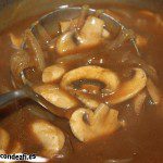 Salsa de rabo de buey con cebollas y champiñones, la salsa queda espesa