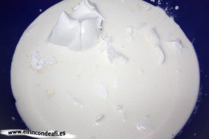 Tocinillo de queso, añadir la leche, la nata, el queso y la cuajada