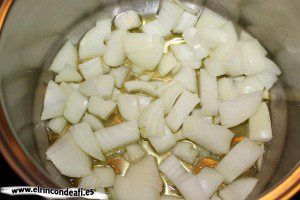 Crema de calabaza, poner en un caldero la cebolla troceada con aceite