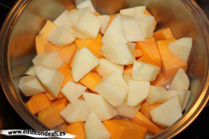 Crema de calabaza, añadir la calabaza y las papas troceadas